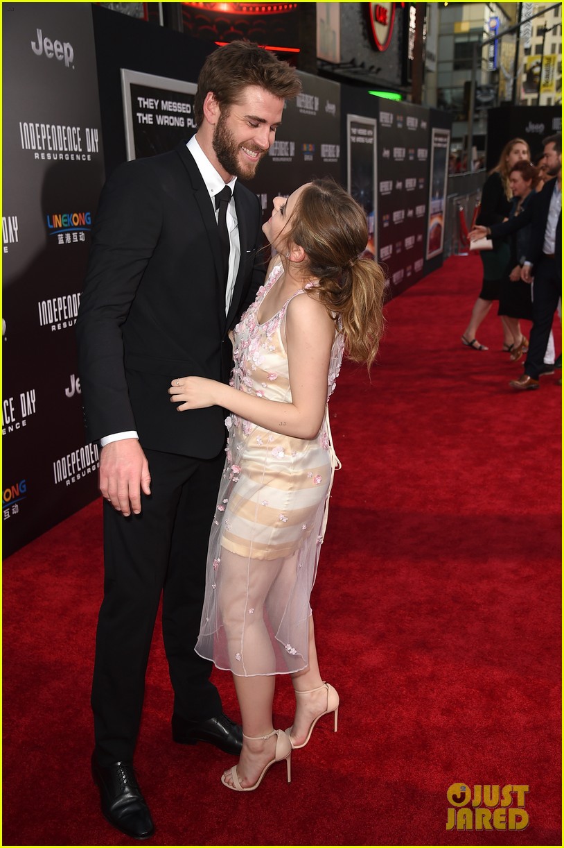 joey king liam hemsworth independence day premiere 29