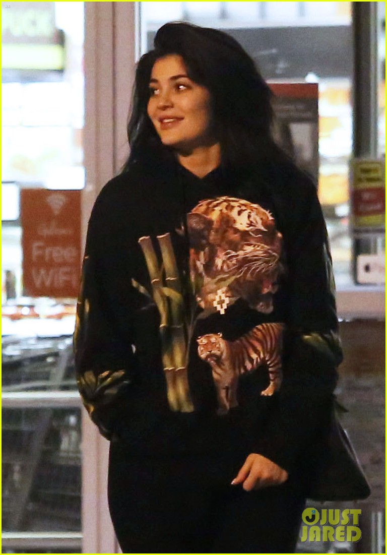 kylie jenner steps out solo after weekend date with tyga 02
