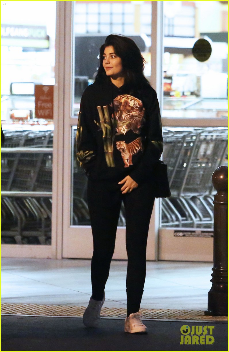 kylie jenner steps out solo after weekend date with tyga 05