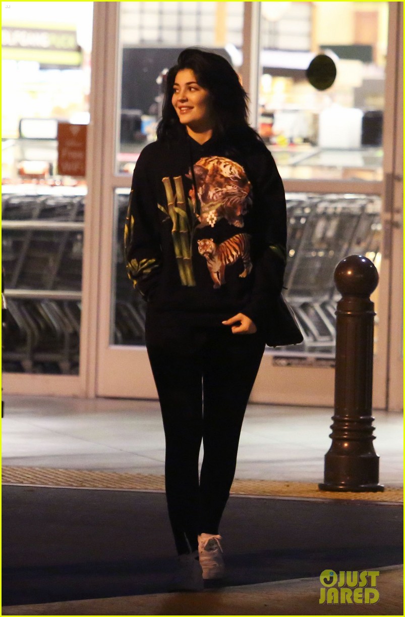 kylie jenner steps out solo after weekend date with tyga 13