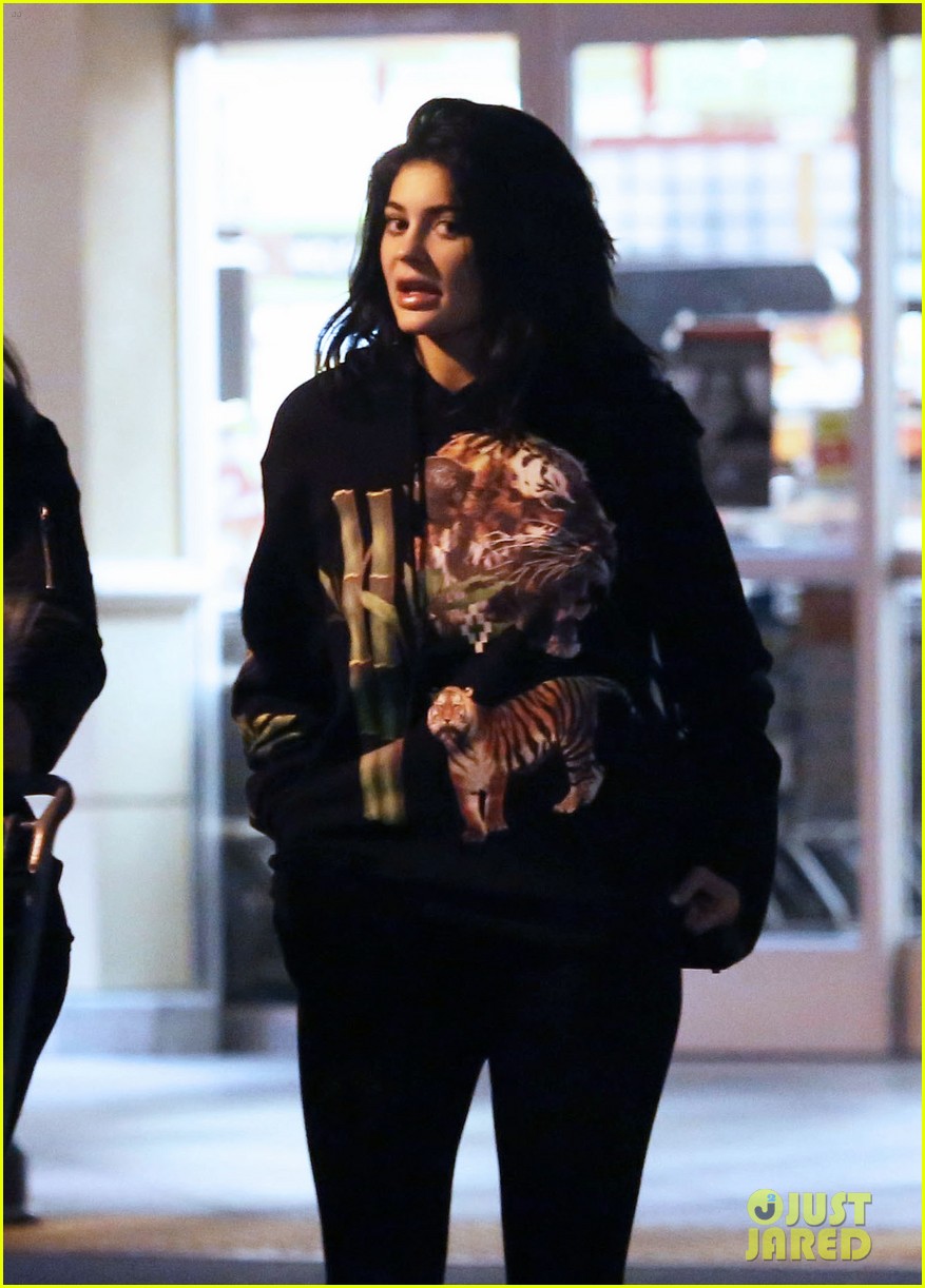 kylie jenner steps out solo after weekend date with tyga 14