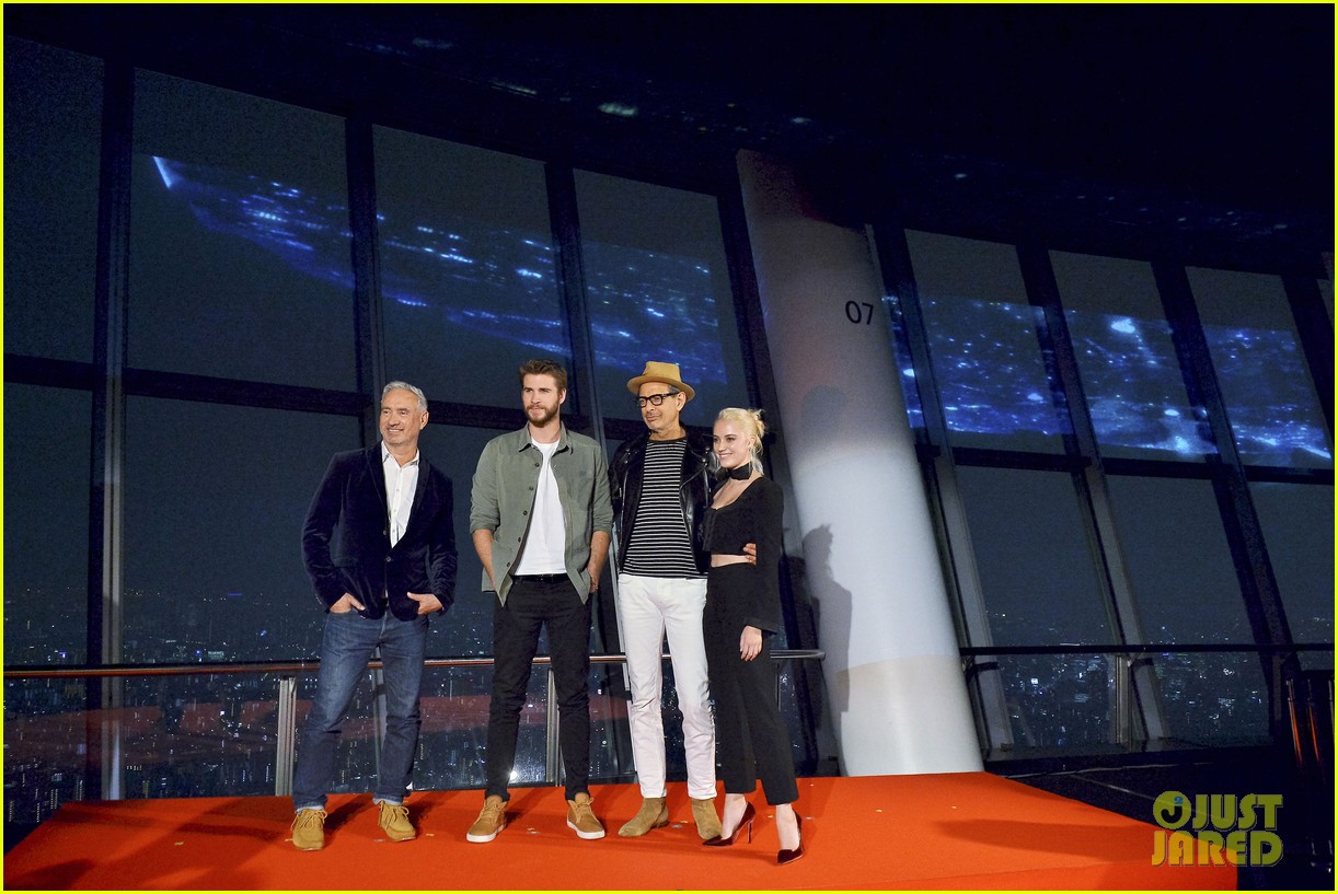 liam hemsworth independence day photo call tokyo 01