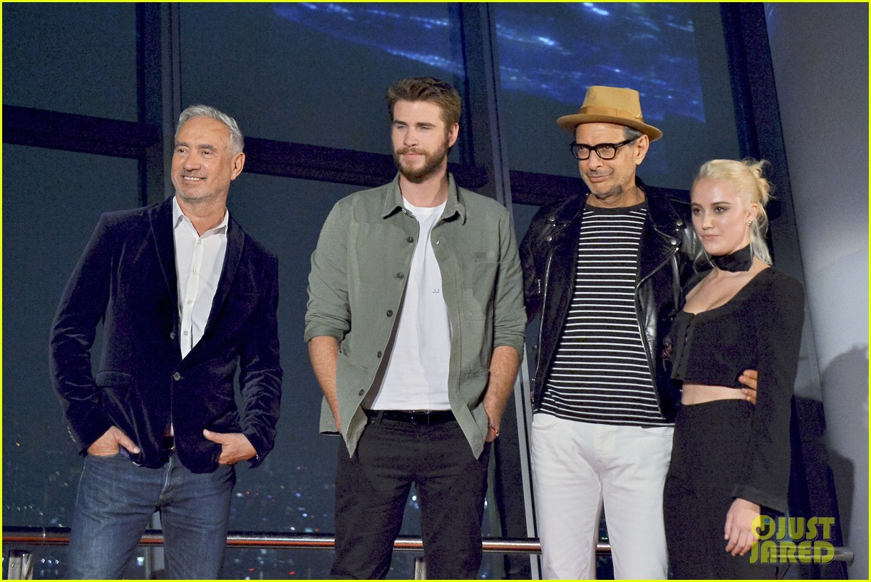 liam hemsworth independence day photo call tokyo 05