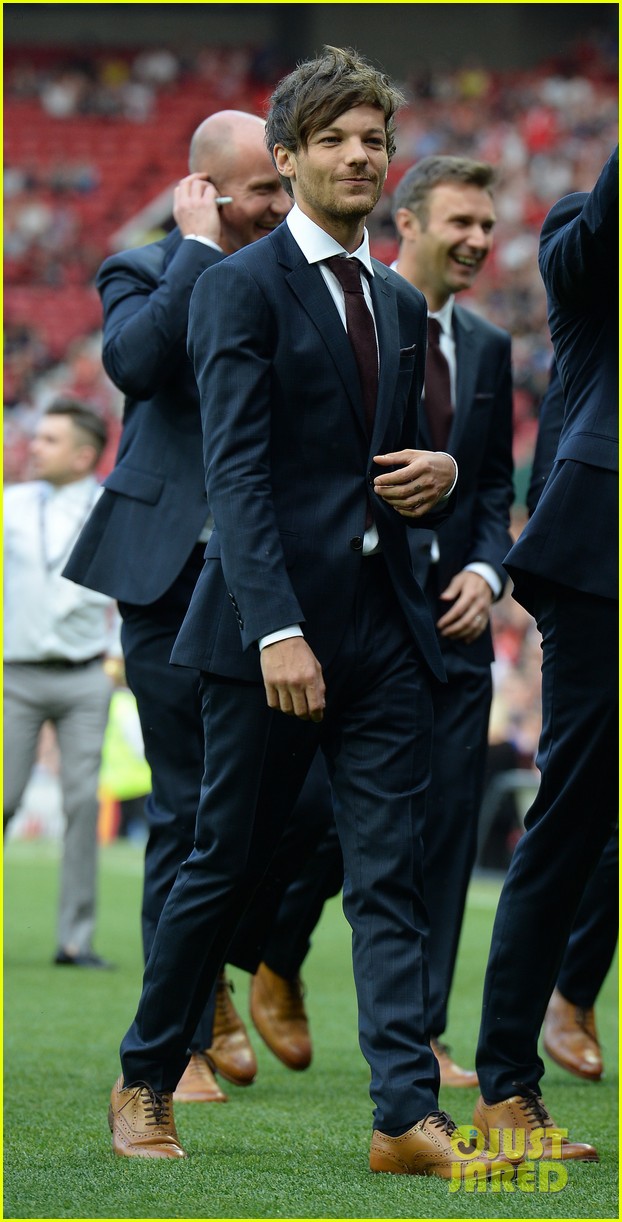 niall horan louis tomlinson suit up olly murs soccer aid game 01