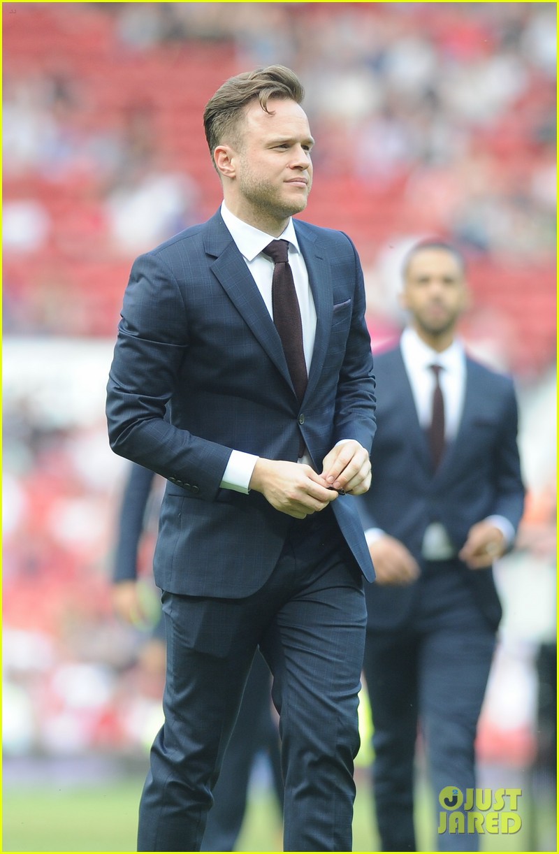 niall horan louis tomlinson suit up olly murs soccer aid game 02