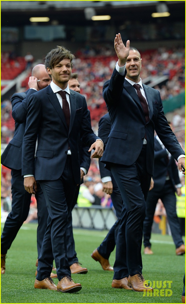 niall horan louis tomlinson suit up olly murs soccer aid game 08
