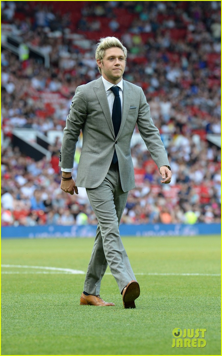 niall horan louis tomlinson suit up olly murs soccer aid game 13