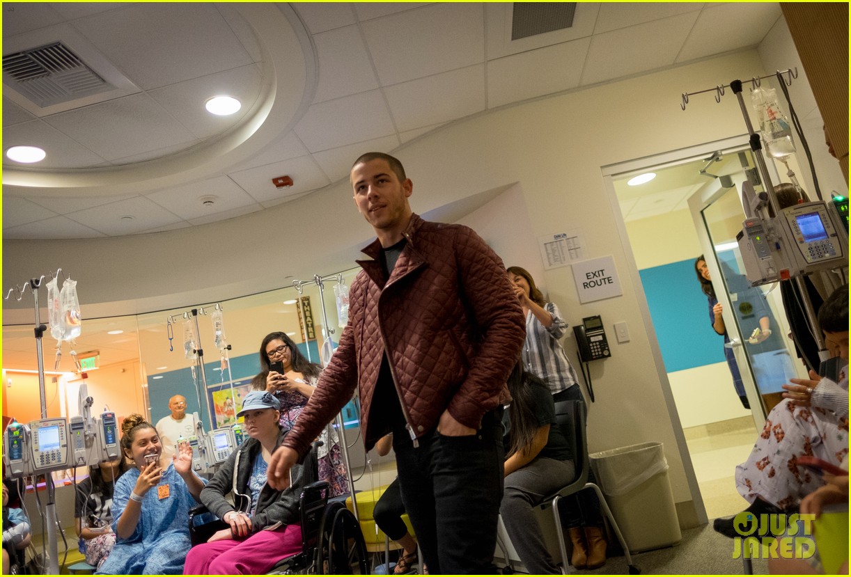 nick jonas visits patients at childrens hospital orange county 02