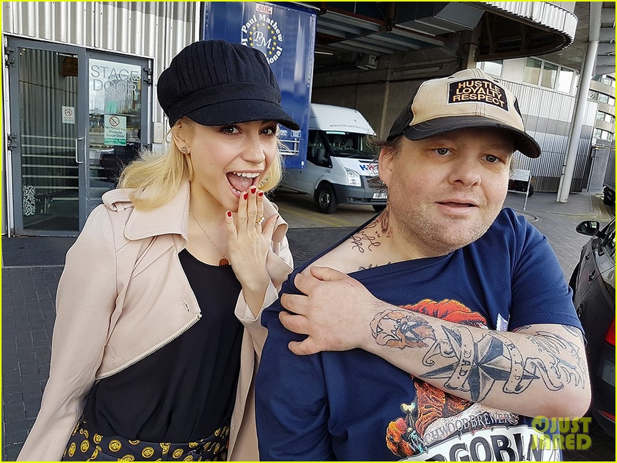 pixie lott meets a fan who has her face tattooed on himself 04