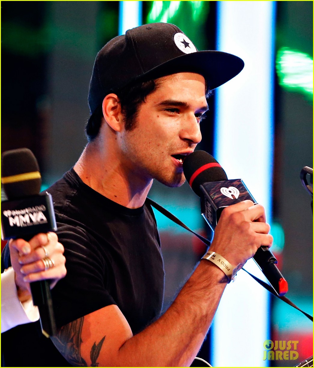 tyler posey robbie amell much music video awards 2016 04