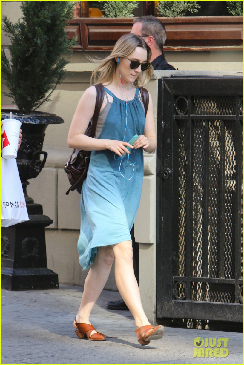 saoirse ronan steps out in nyc summer look 10