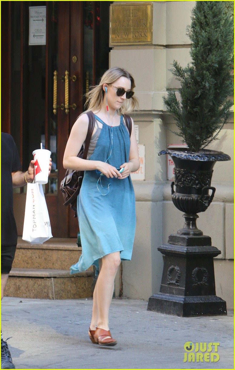 saoirse ronan steps out in nyc summer look 14