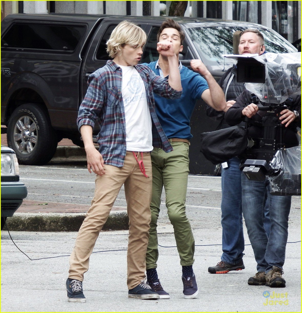 ross lynch olivia holt status update filming pics vancouver 01