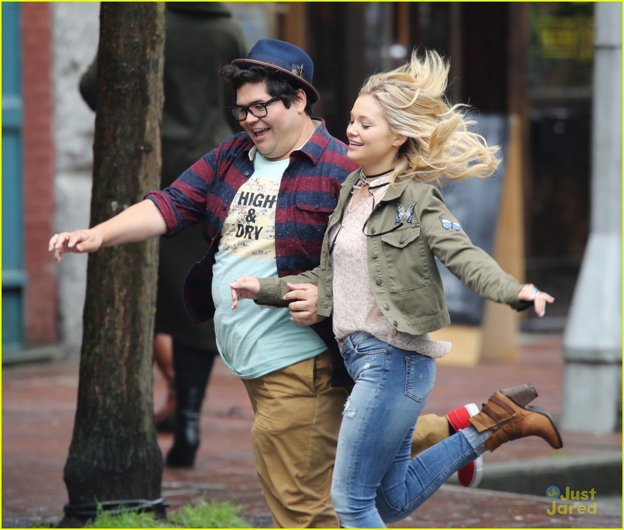 ross lynch olivia holt status update filming pics vancouver 03