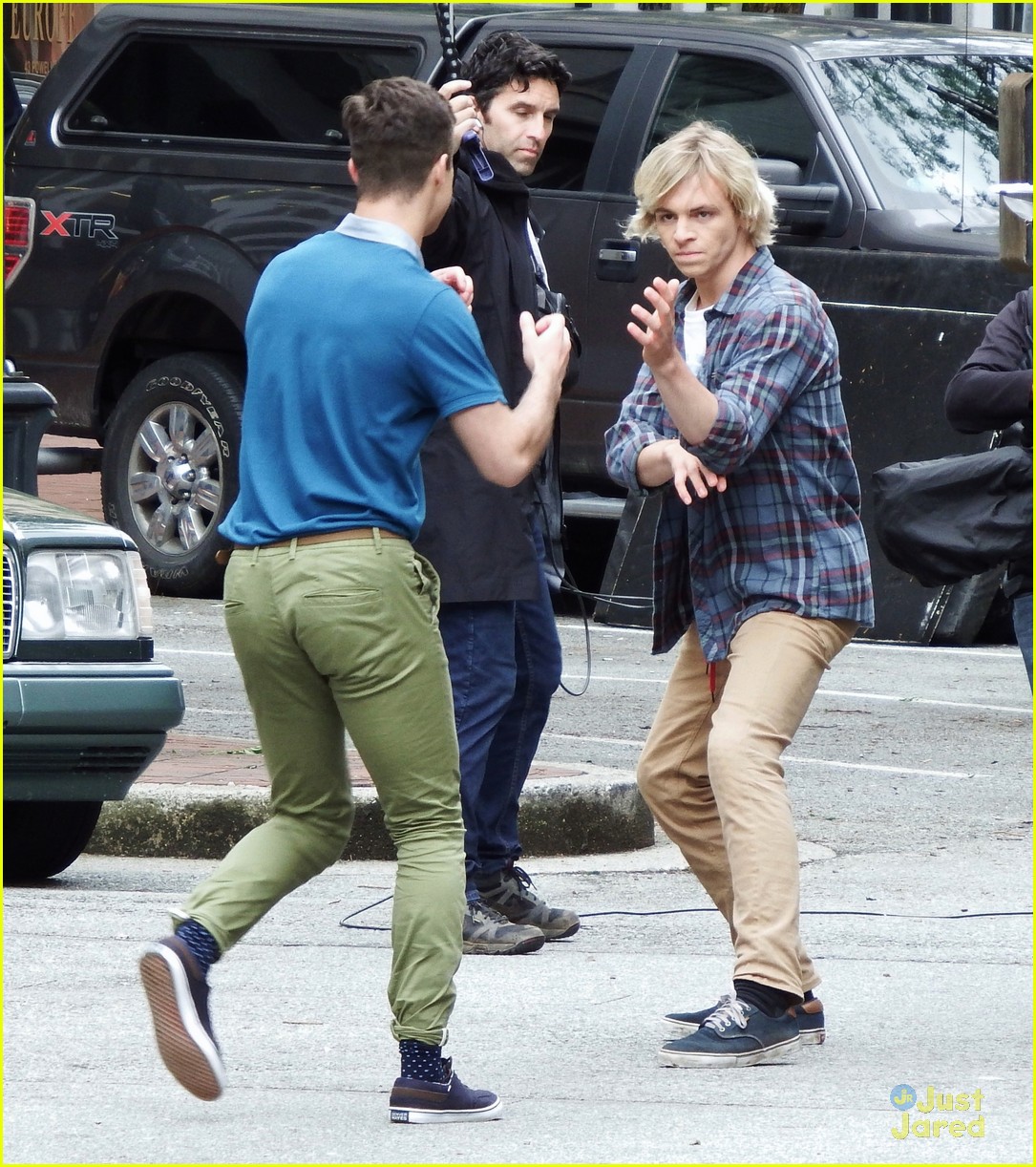 ross lynch olivia holt status update filming pics vancouver 06