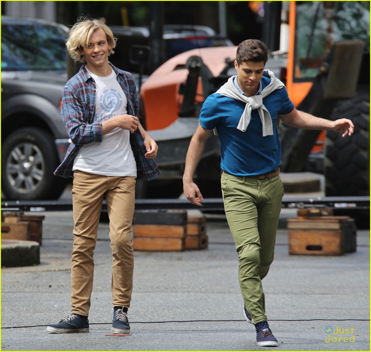 ross lynch olivia holt status update filming pics vancouver 16