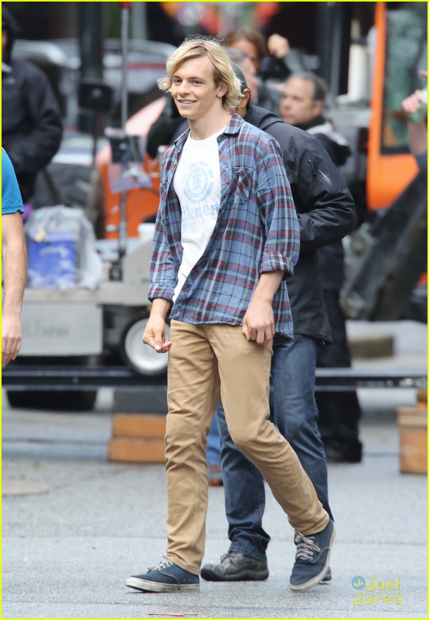 ross lynch olivia holt status update filming pics vancouver 18