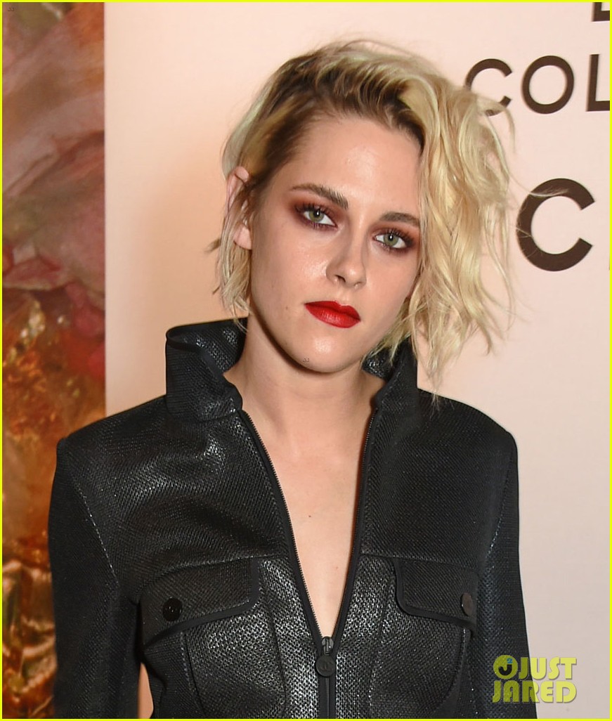 kristen stewart helps launch chanel le rouge makeup collection 01