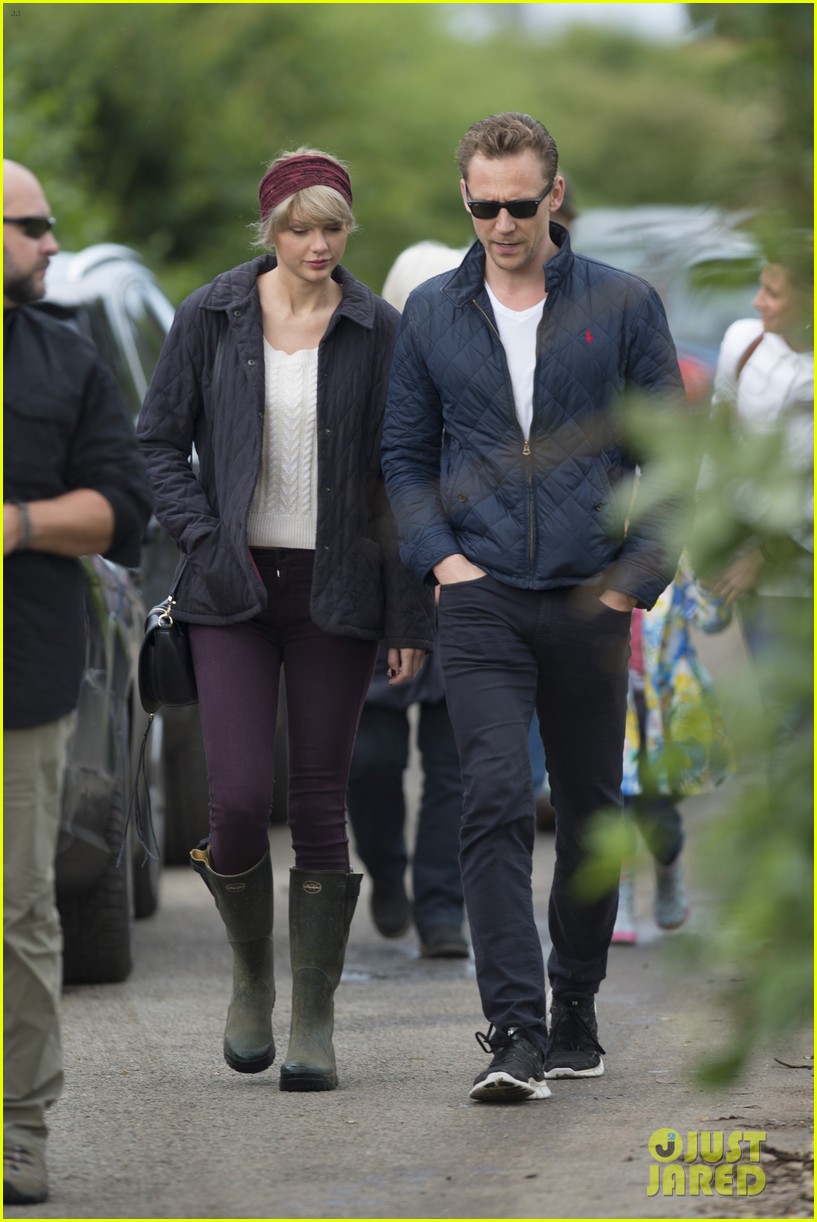 taylor swift tom hiddleston hit the beach again in the uk 09