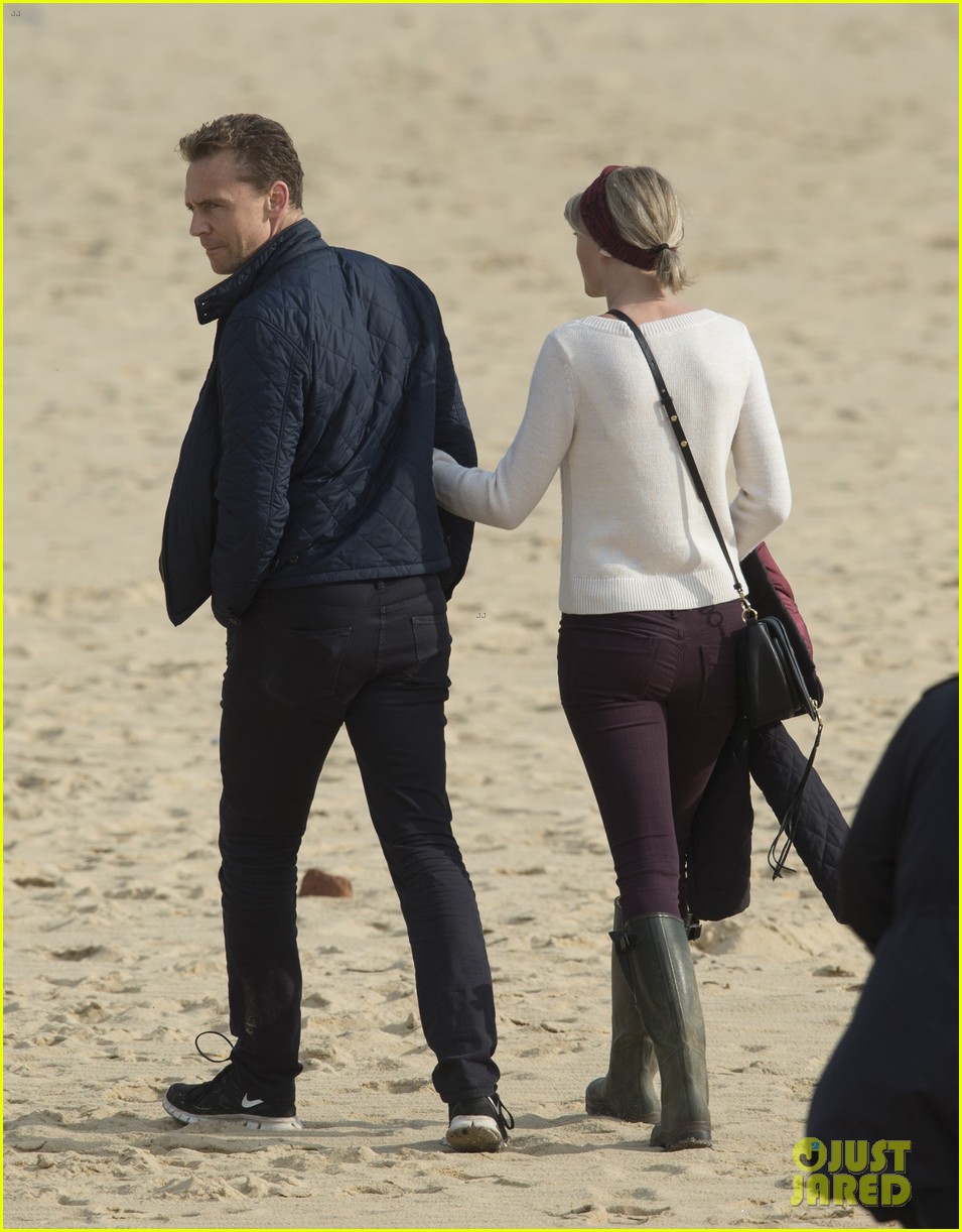 taylor swift tom hiddleston hit the beach again in the uk 10