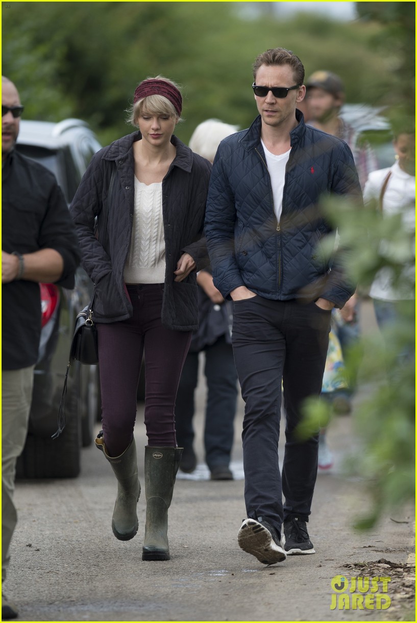 taylor swift tom hiddleston hit the beach again in the uk 11