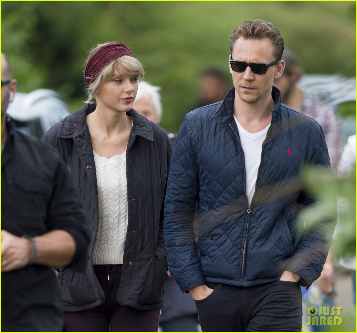 taylor swift tom hiddleston hit the beach again in the uk 13