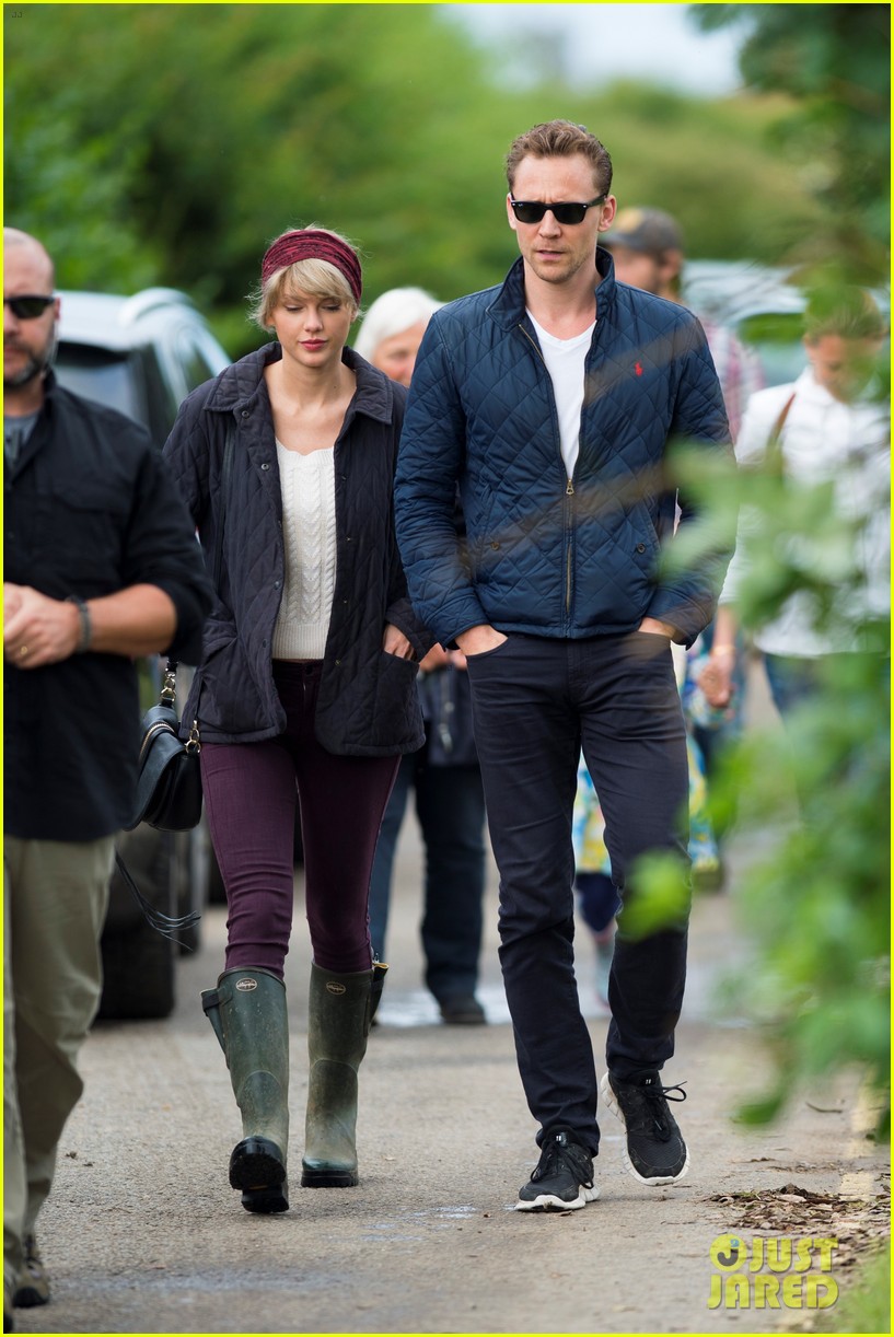 taylor swift tom hiddleston hit the beach again in the uk 14