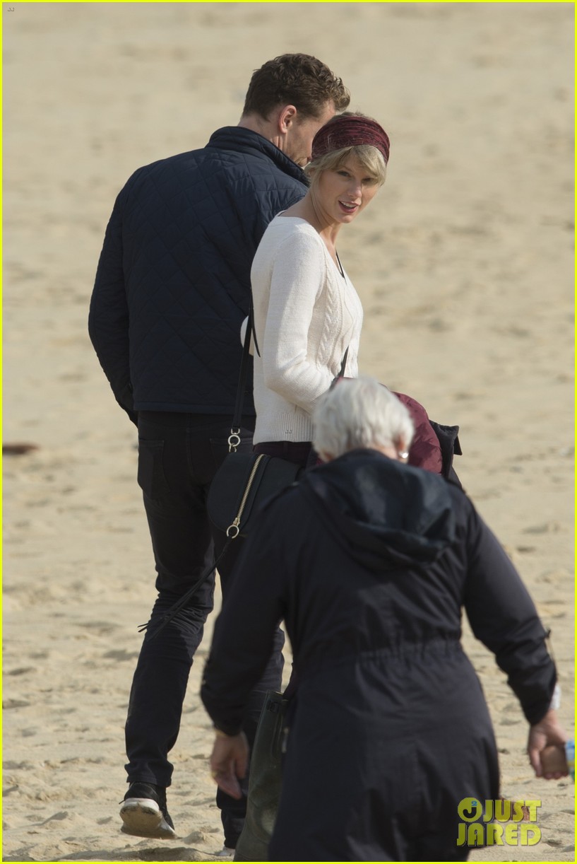taylor swift tom hiddleston hit the beach again in the uk 17