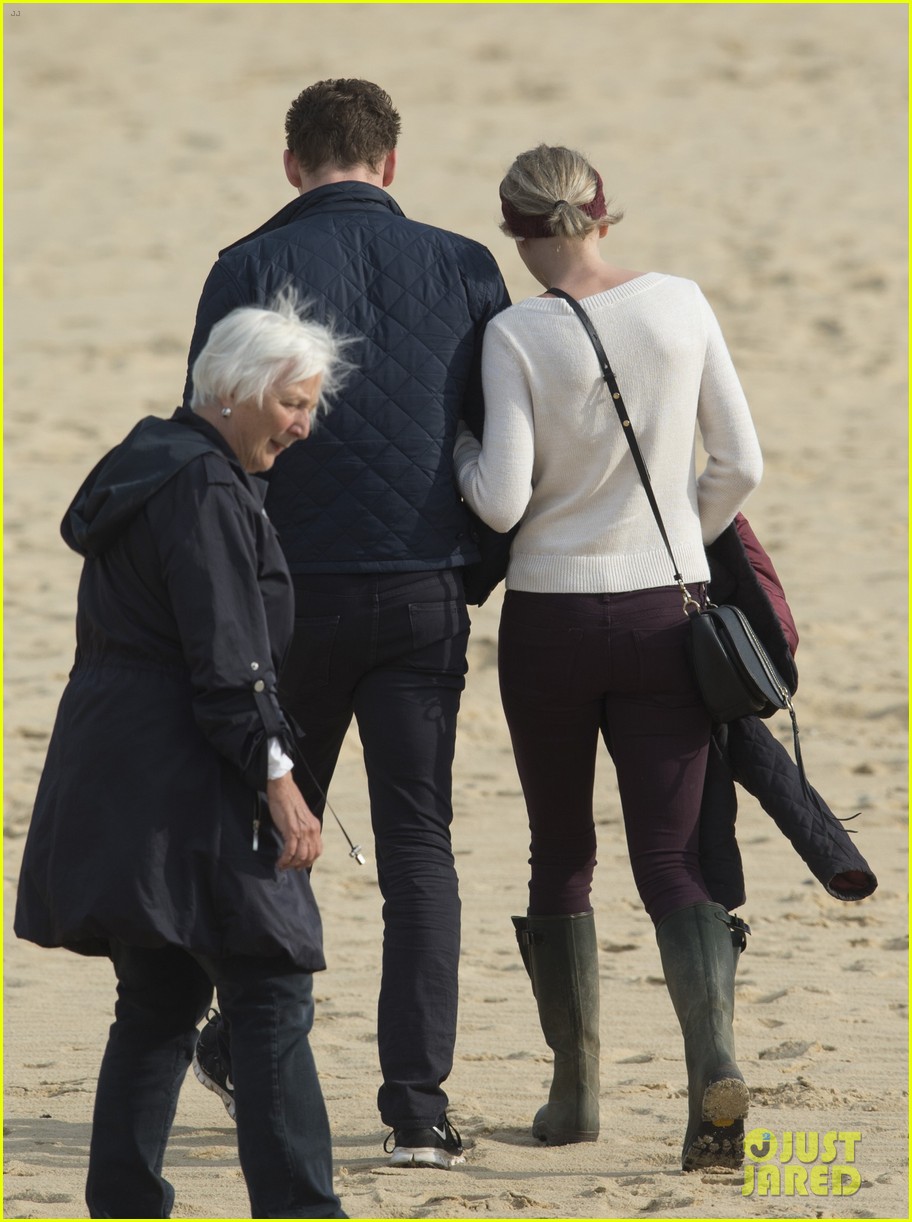 taylor swift tom hiddleston hit the beach again in the uk 23