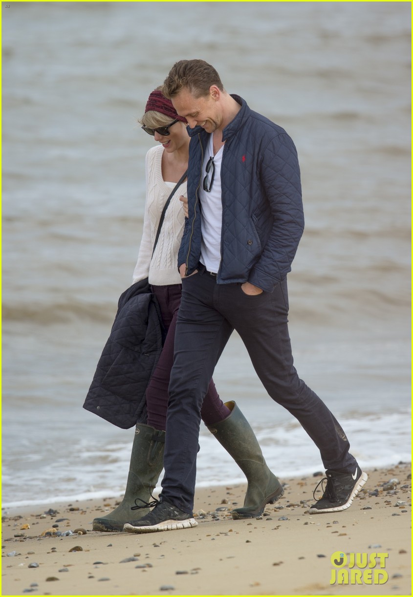 taylor swift tom hiddleston hit the beach again in the uk 26