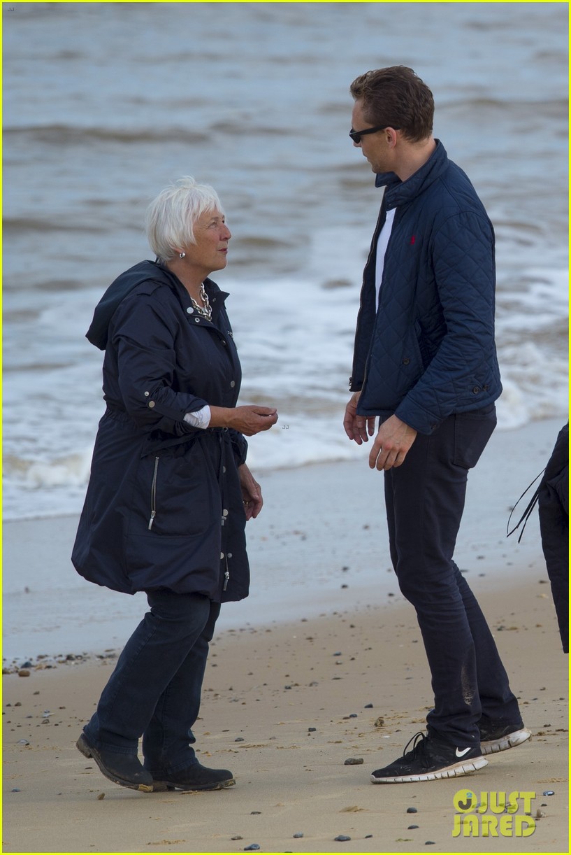 taylor swift tom hiddleston hit the beach again in the uk 32