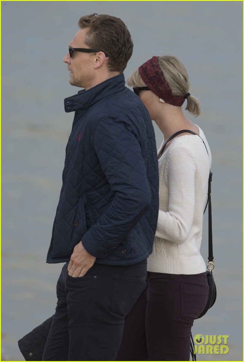 taylor swift tom hiddleston hit the beach again in the uk 40