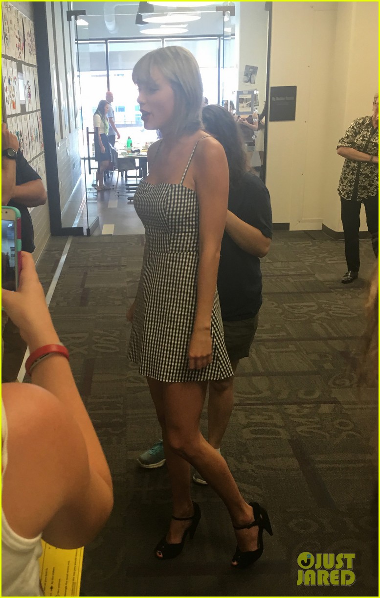 taylor swift ditches bleached blonde hair meets fans in nashville 03