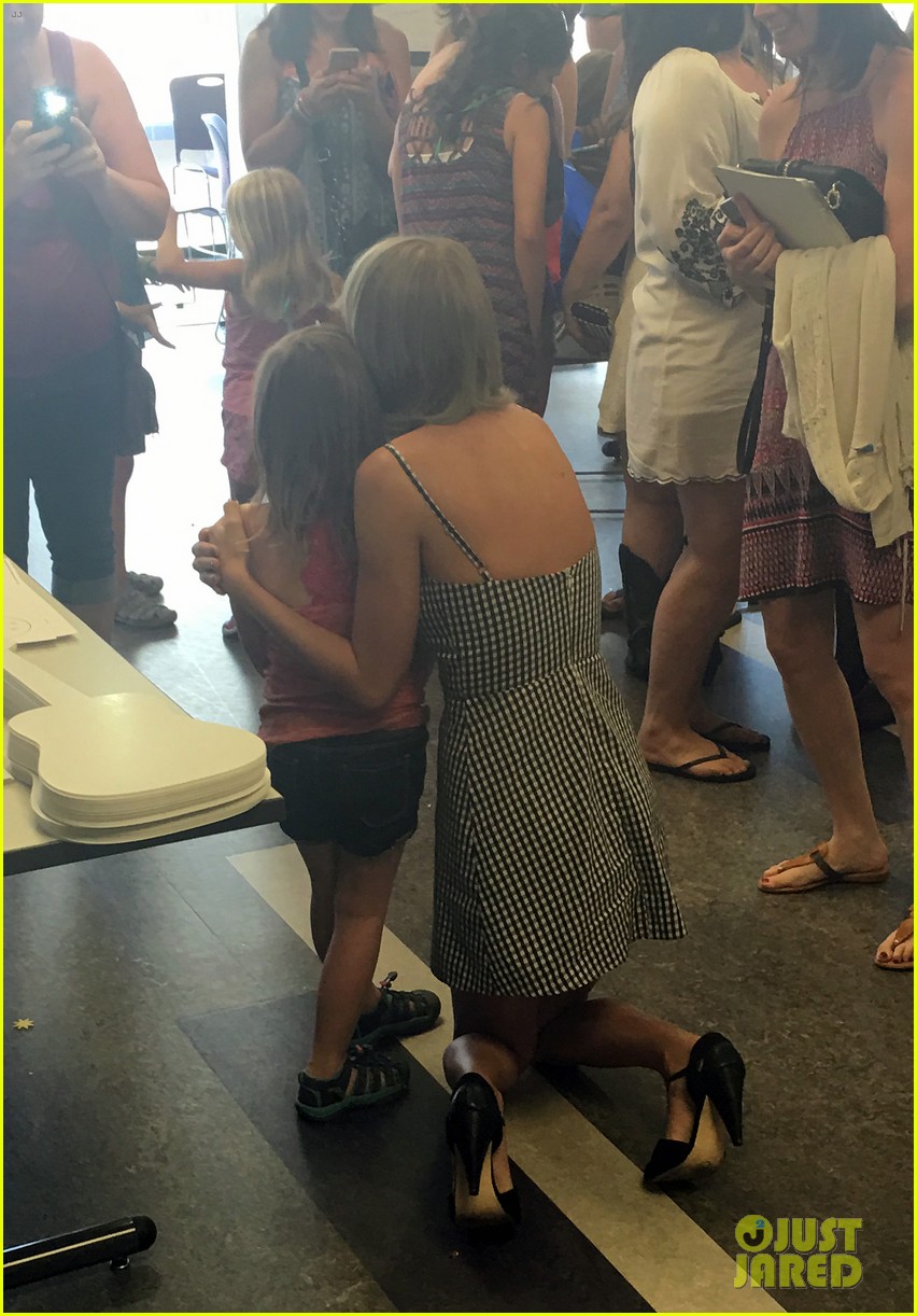taylor swift ditches bleached blonde hair meets fans in nashville 04