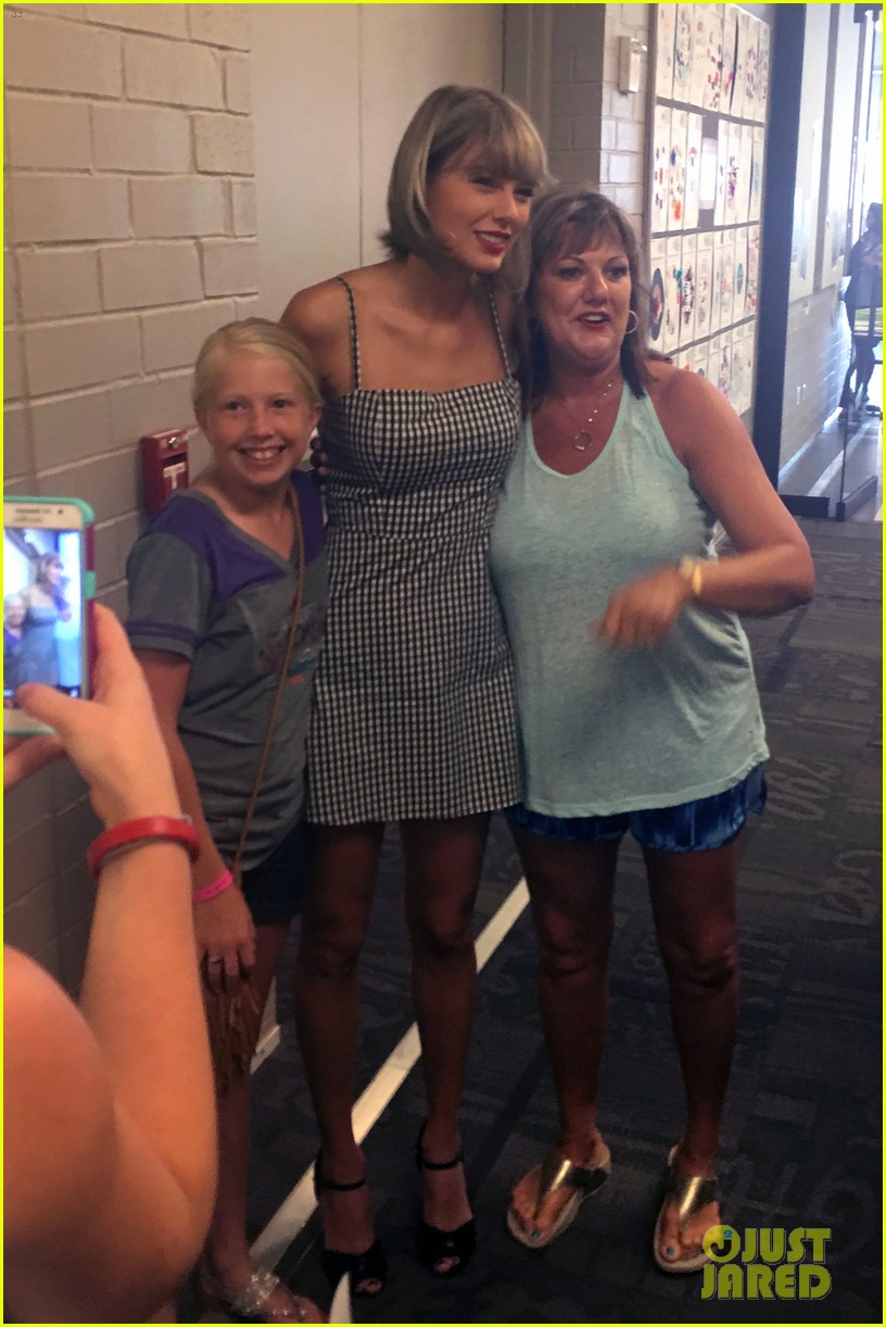 taylor swift ditches bleached blonde hair meets fans in nashville 07