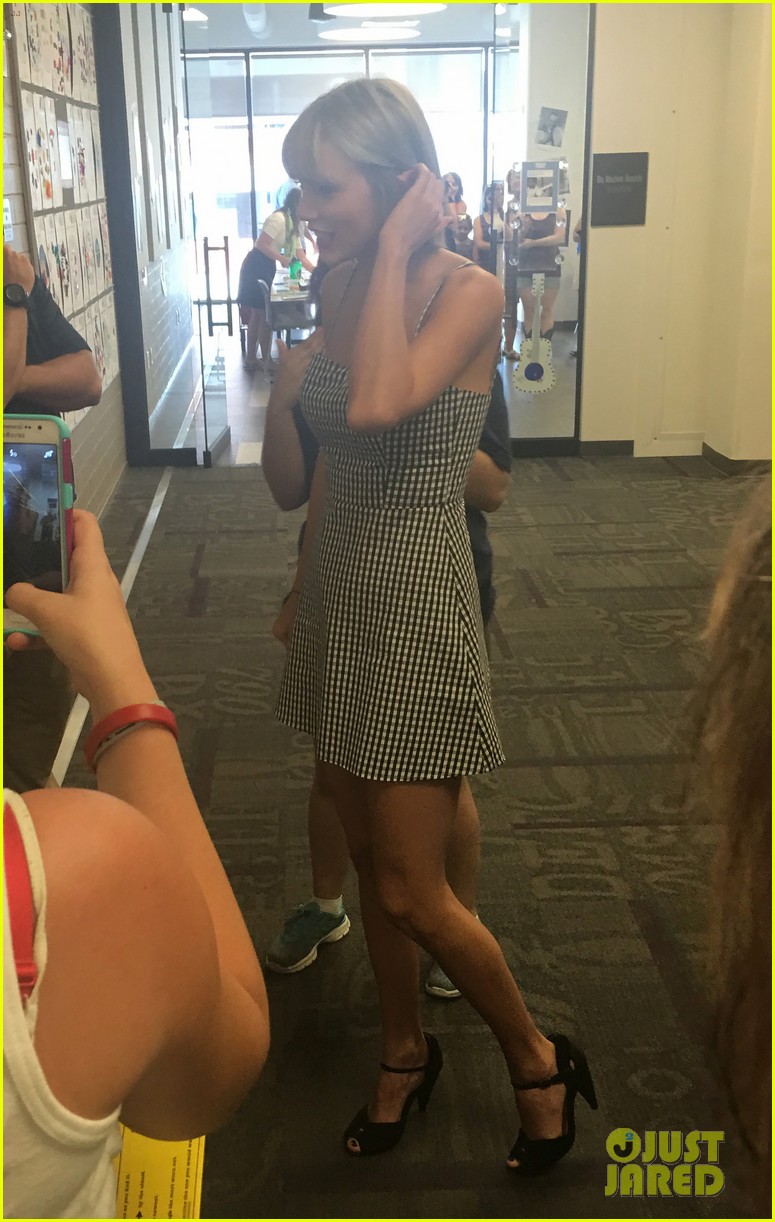 taylor swift ditches bleached blonde hair meets fans in nashville 11