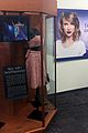 taylor swift ditches bleached blonde hair meets fans in nashville 12