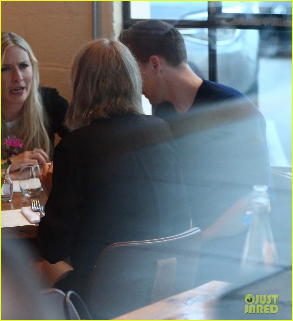 taylor swift tom hiddleston go on double date for lunch 02