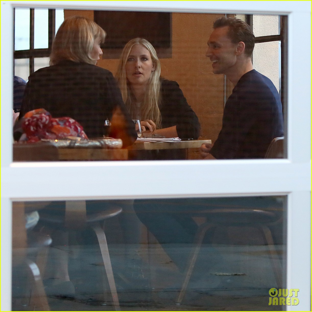 taylor swift tom hiddleston go on double date for lunch 08