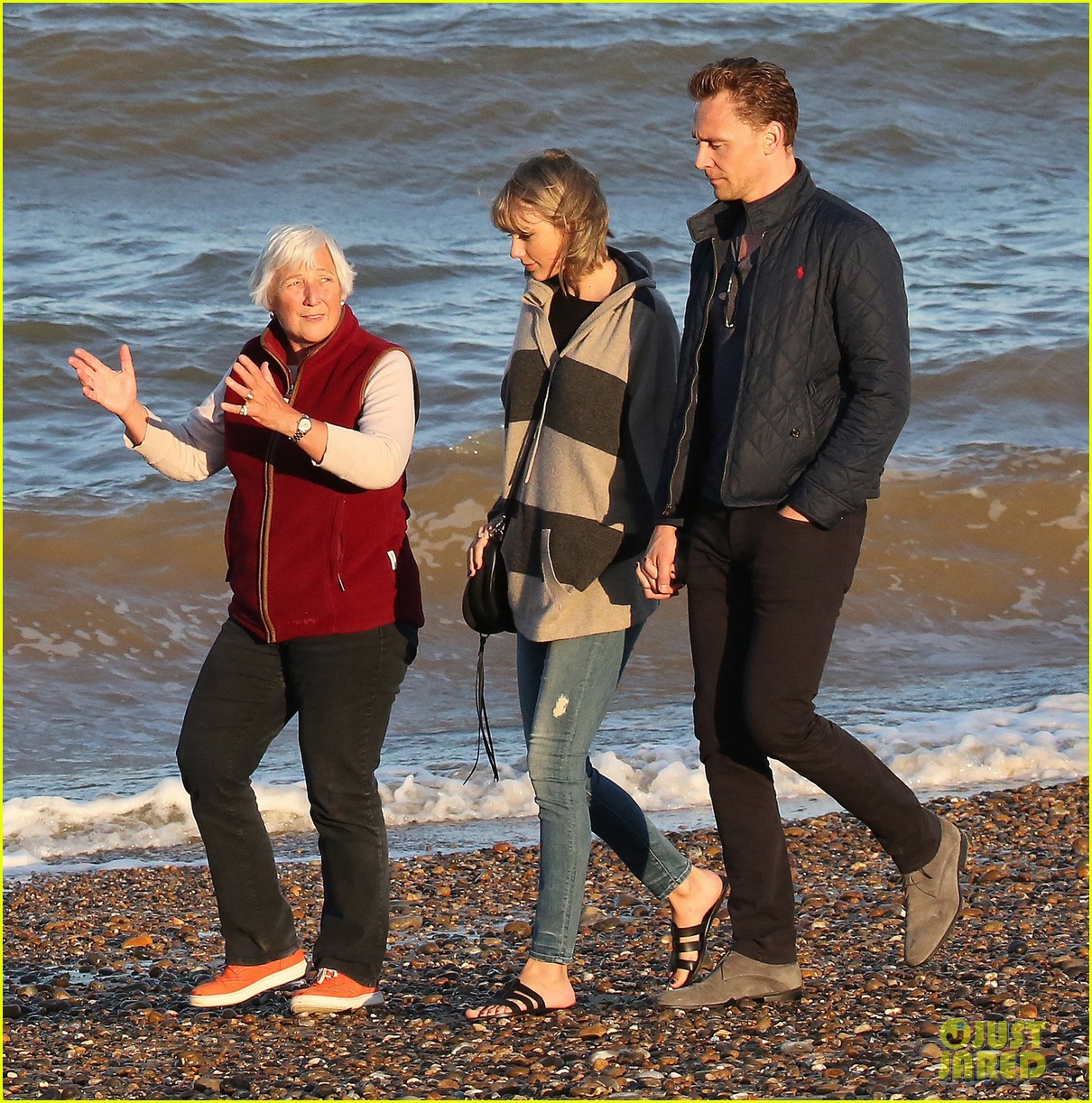 taylor swift tom hiddleston walk the beach with his mom 01
