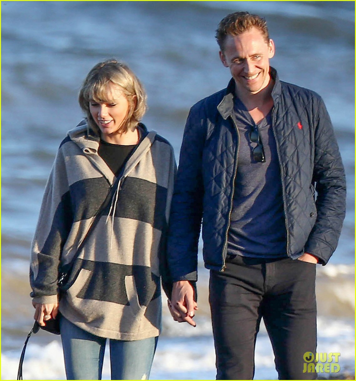 taylor swift tom hiddleston walk the beach with his mom 02