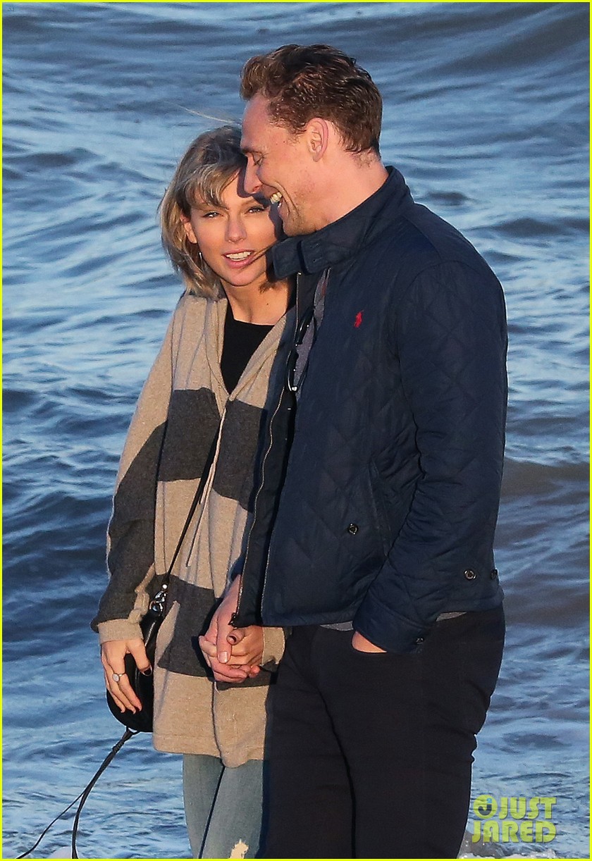 taylor swift tom hiddleston walk the beach with his mom 04