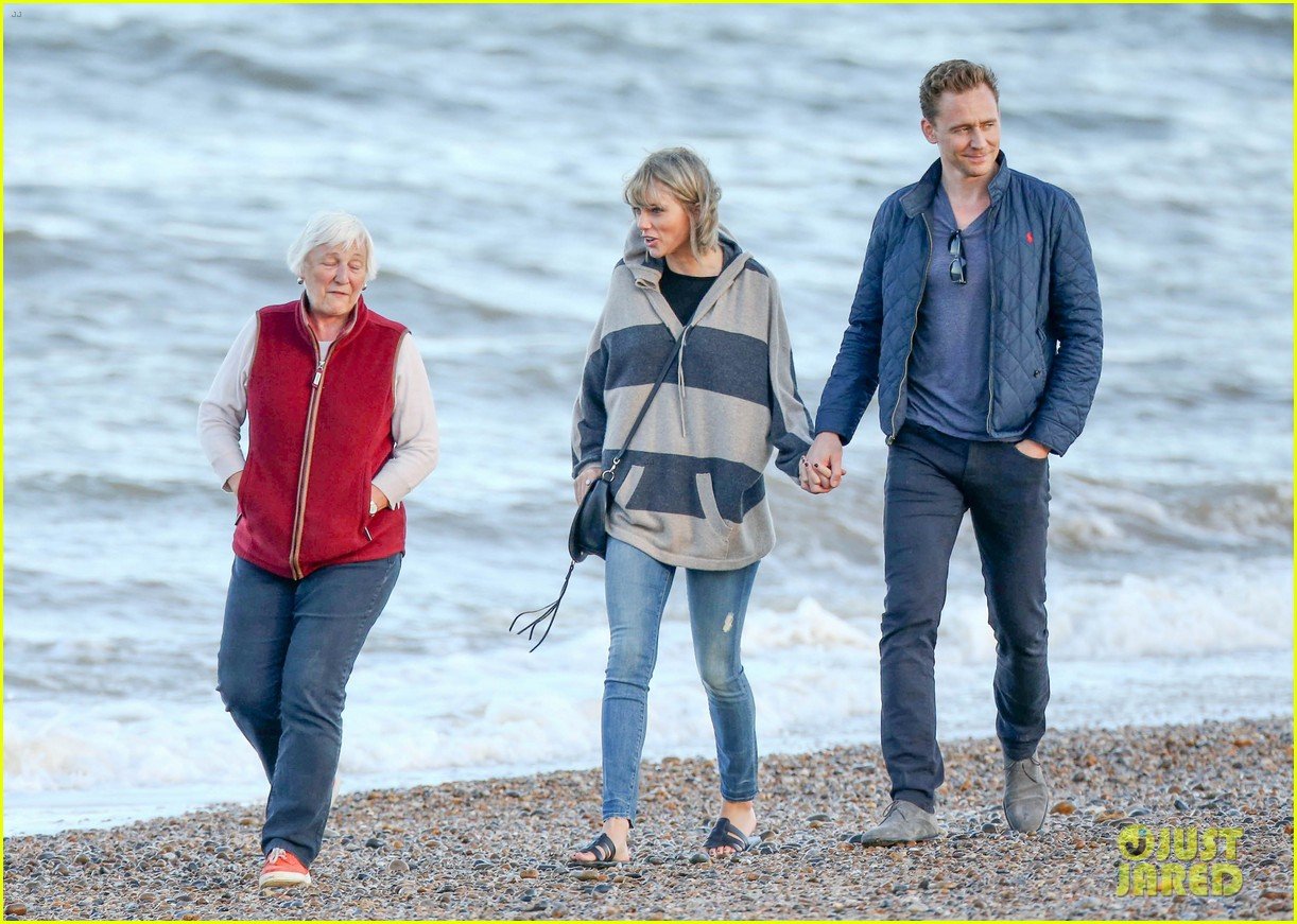 taylor swift tom hiddleston walk the beach with his mom 05