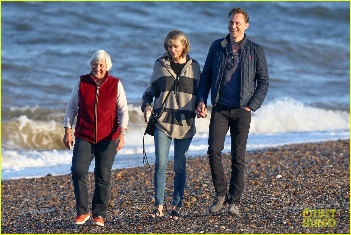 taylor swift tom hiddleston walk the beach with his mom 08