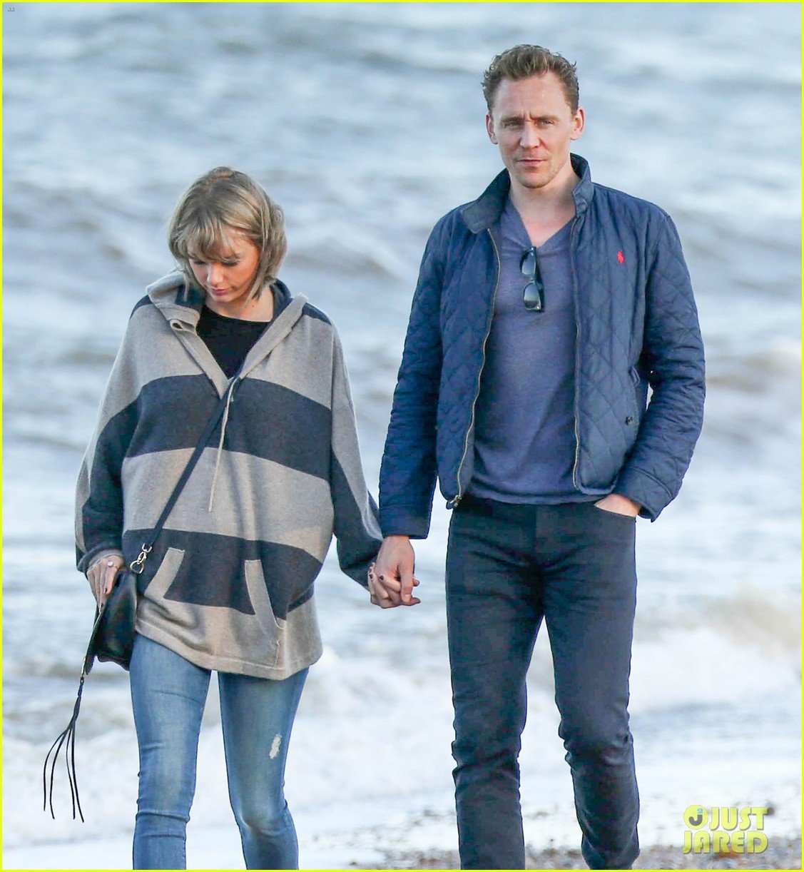 taylor swift tom hiddleston walk the beach with his mom 09