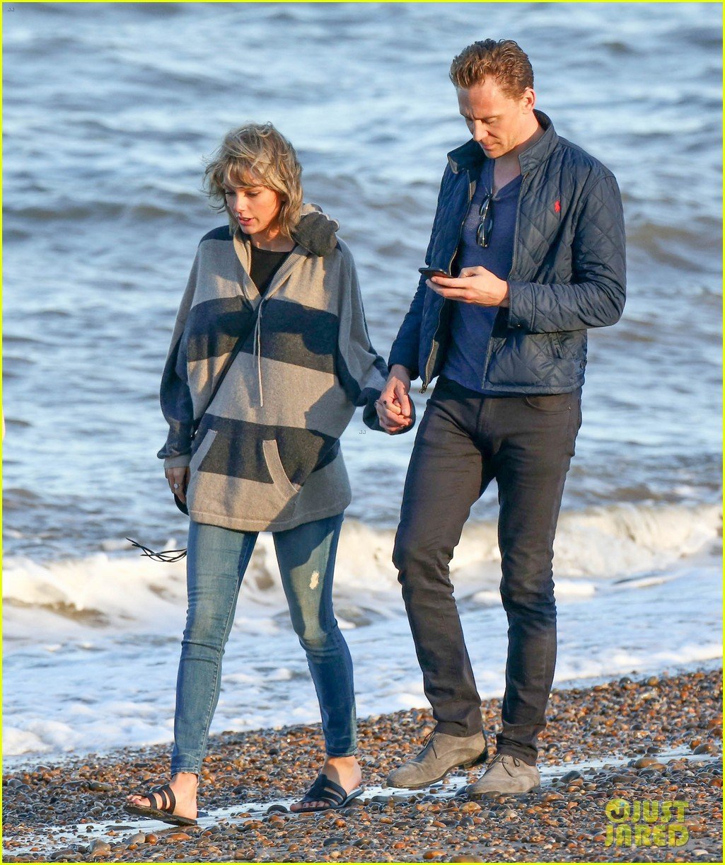 taylor swift tom hiddleston walk the beach with his mom 10