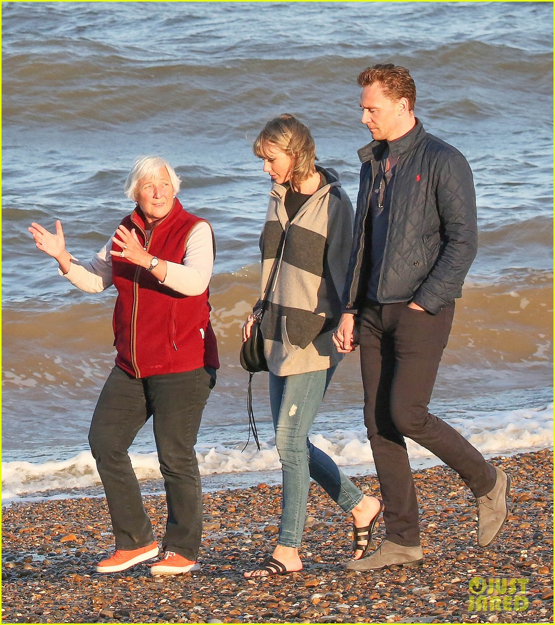 taylor swift tom hiddleston walk the beach with his mom 11