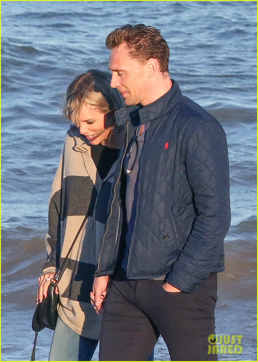 taylor swift tom hiddleston walk the beach with his mom 12