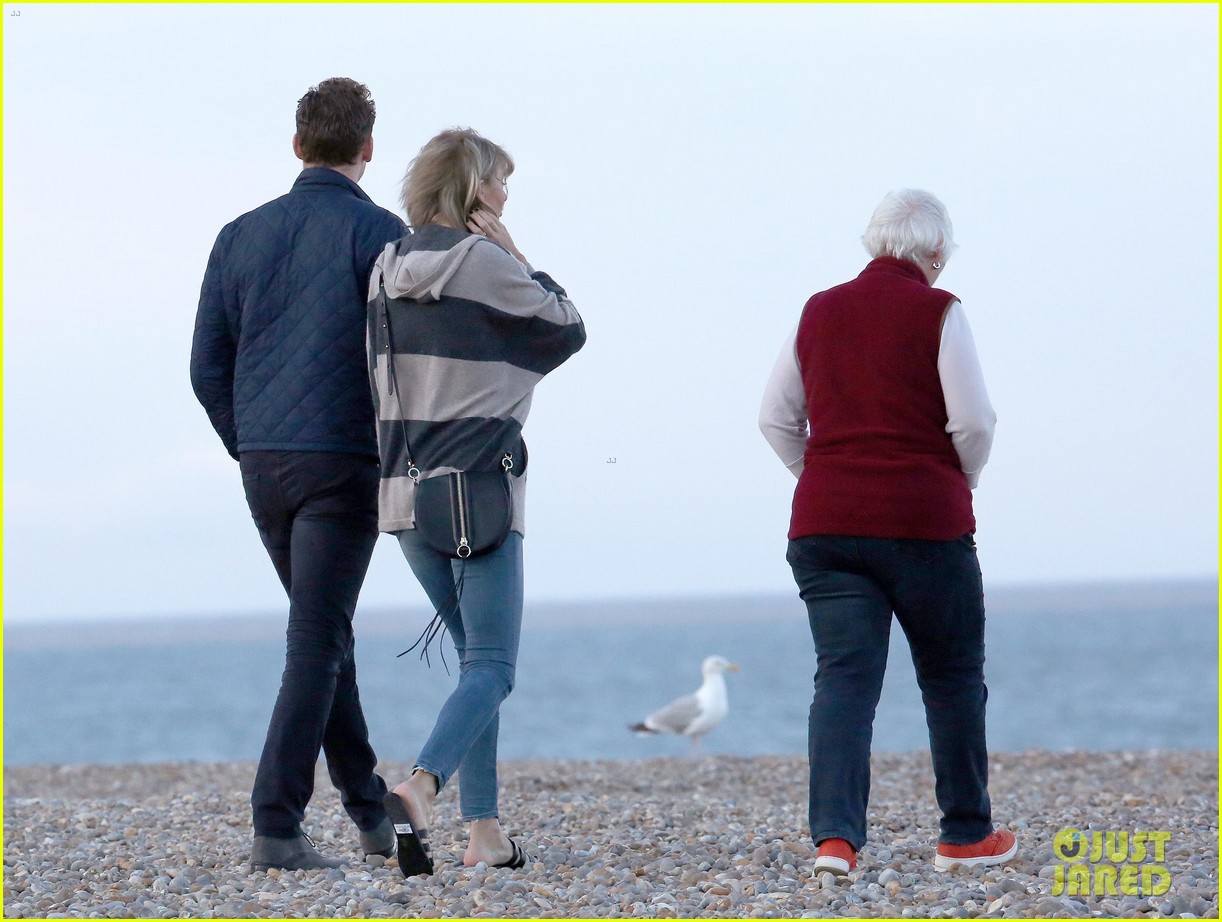 taylor swift tom hiddleston walk the beach with his mom 13