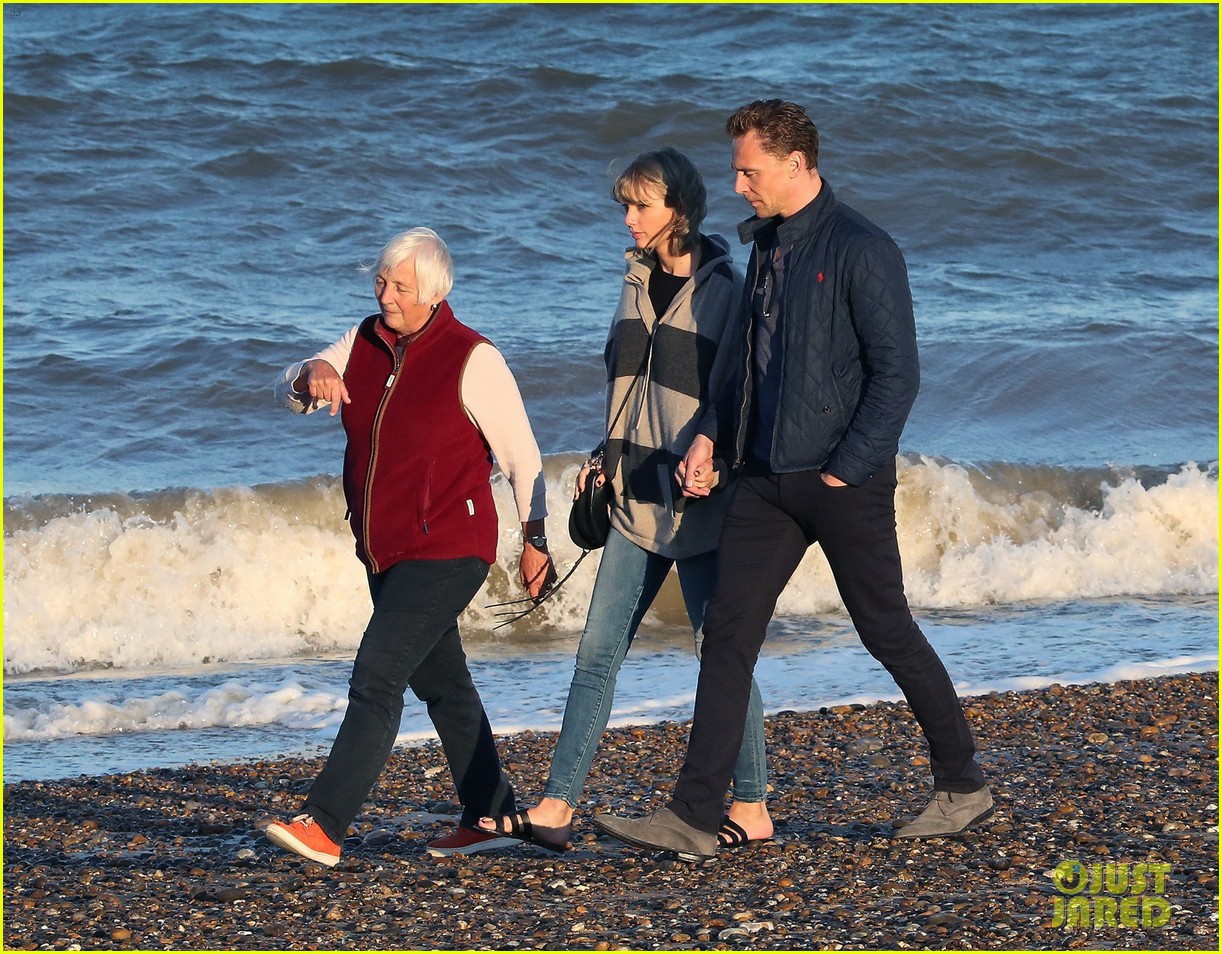 taylor swift tom hiddleston walk the beach with his mom 14